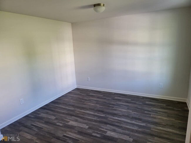 Building Photo - 752 Riverside Dr
