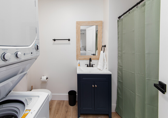 Ensuite Bathroom - 4000 Cypress Ave SW