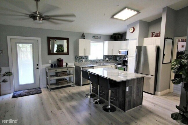 Foto del edificio - 3 br, 2 bath House - 147 NW 10th Ave