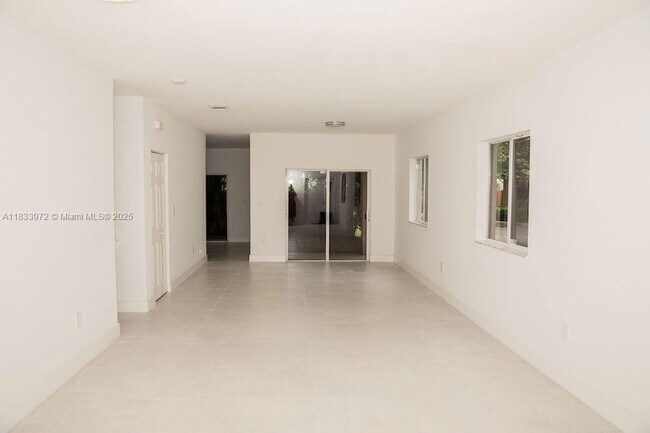 Building Photo - 273 SE 32nd Ave