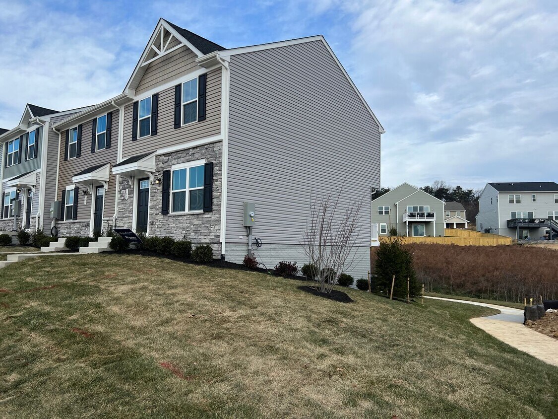 Foto del edificio - Ryan Built Newer Townhome End Unit