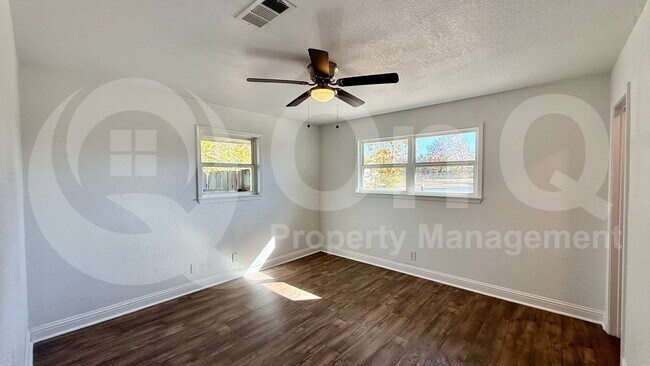 Foto del edificio - 104 Fairlane Dr