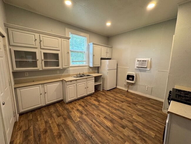 Building Photo - Two Bedroom Highland Apartment