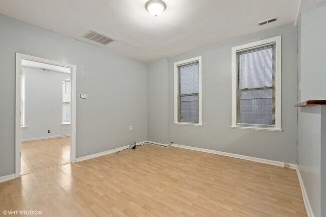 Building Photo - 560 W 18th St
