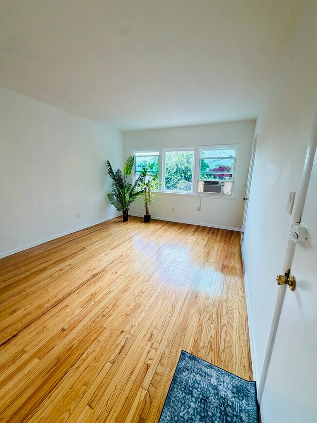 Foto del edificio - 8569 Rugby Dr