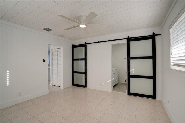 Foto del edificio - 1650 N Riverside Dr