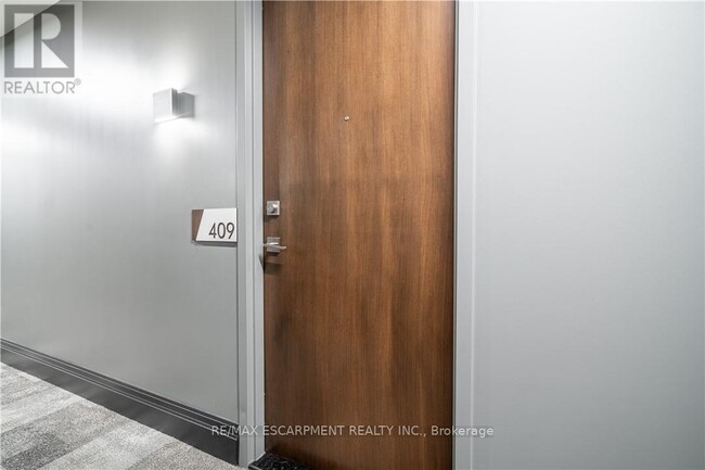 Photo du bâtiment - 101-101 Locke St S