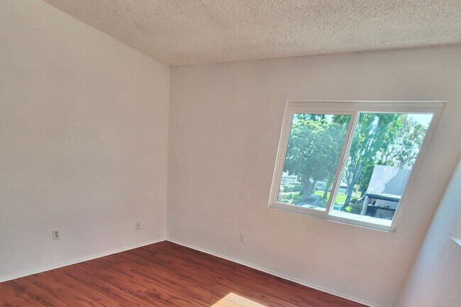 Foto del edificio - Charming 2-Bedroom Corner Unit Townhome