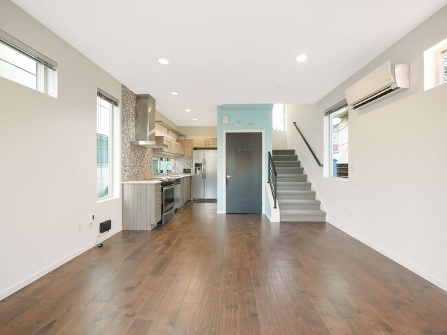 Building Photo - 2 Bed and 2 Bath Stunning Townhome is Avai...