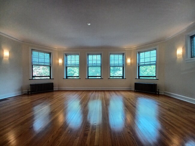 Octogonal Living Room - 7549 N Oakley Ave