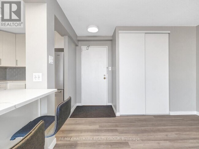 Photo du bâtiment - 665 Bathgate Dr