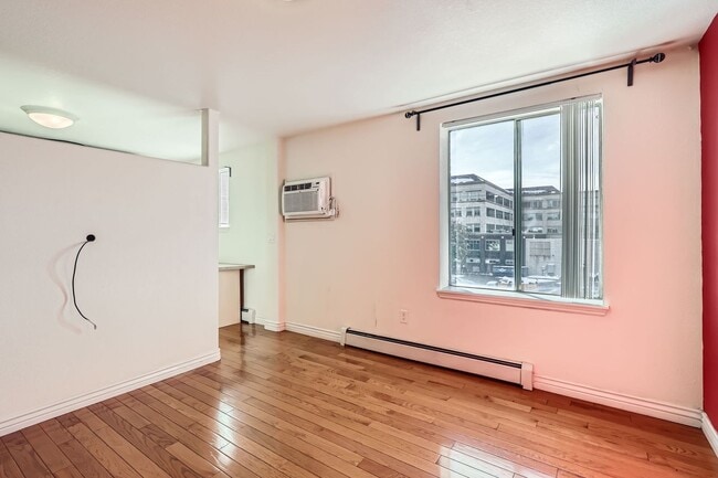 Building Photo - Cool 1 bedroom Condo in Uptown Medical Dis...