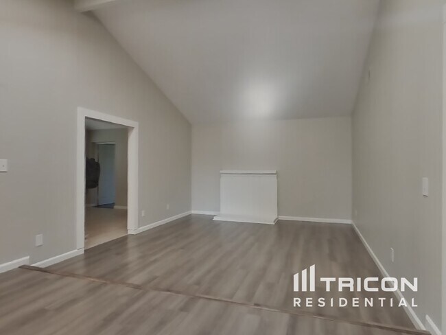 Building Photo - 329 Old River Dr