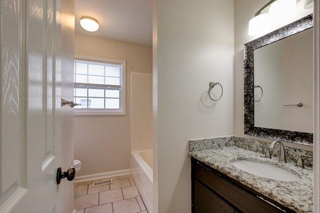 Foto del edificio - 3 bed 2 bath w sweet basement.  Go