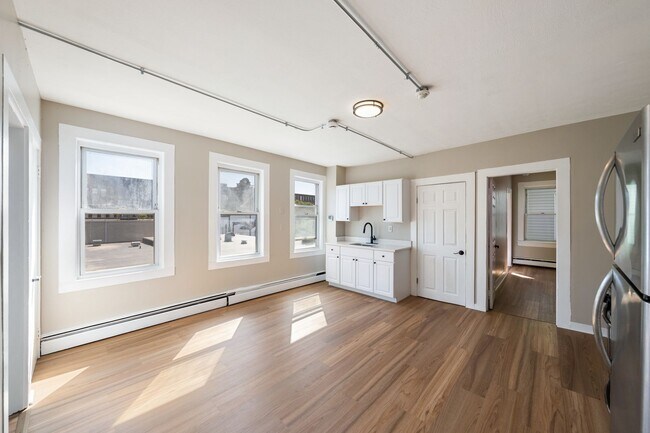 Building Photo - 50 Common St