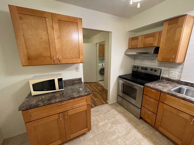Building Photo - 806 Crescent Dr