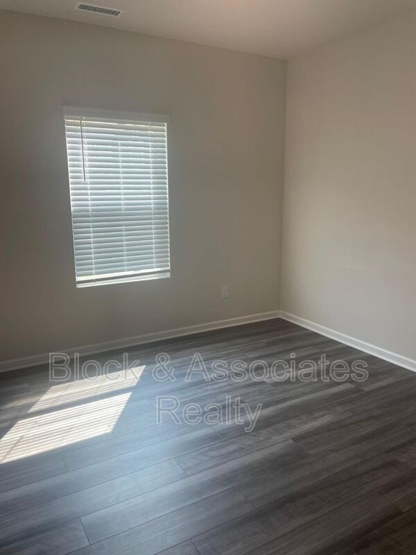 Foto del edificio - 1032 Umstead Grv Wy