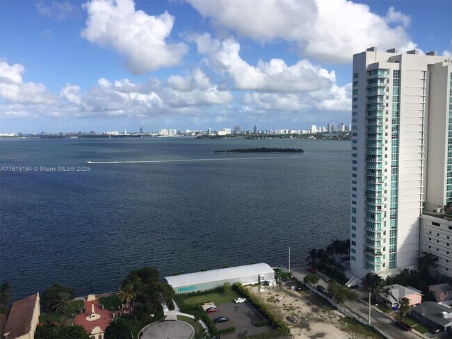 Foto del edificio - 600 NE 27th St