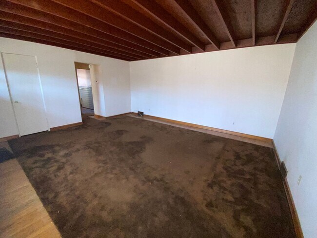 Building Photo - Private Charming Home!