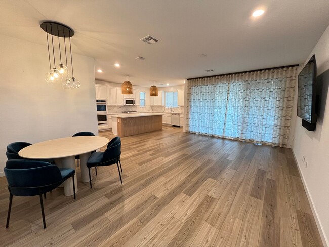 Building Photo - Stunning 3 Bedroom 3 Bathroom in Summerlin...