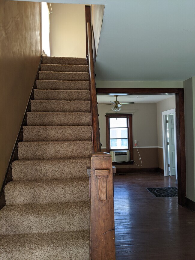 Entrada de puerta delantera - 1425 5th Ave