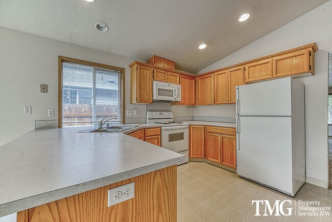 Foto del edificio - Spacious 3-Bedroom Ranch in Desirable Fish...