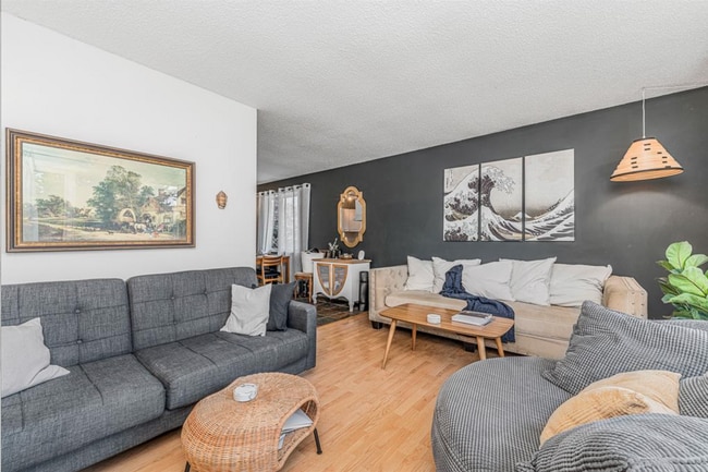 Building Photo - Spacious 2 Bed, 1 Bath Main Floor Home with Garage (IP638A)