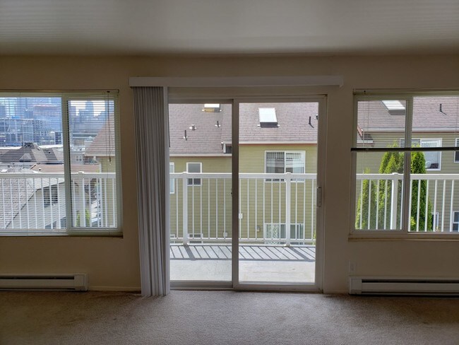 Building Photo - Apartment in Lower Queen Anne