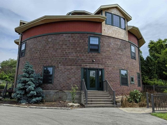 Building Photo - 2 bedroom in Dubuque IA 52003