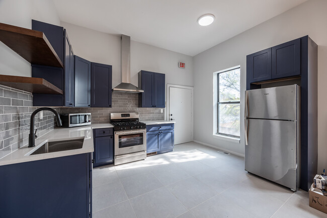 Building Photo - 646 N Damen Ave