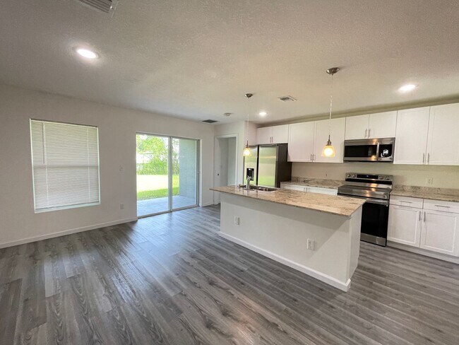 Building Photo - Gorgeous 4 Bedroom, 2 Bathroom Home in Pal...