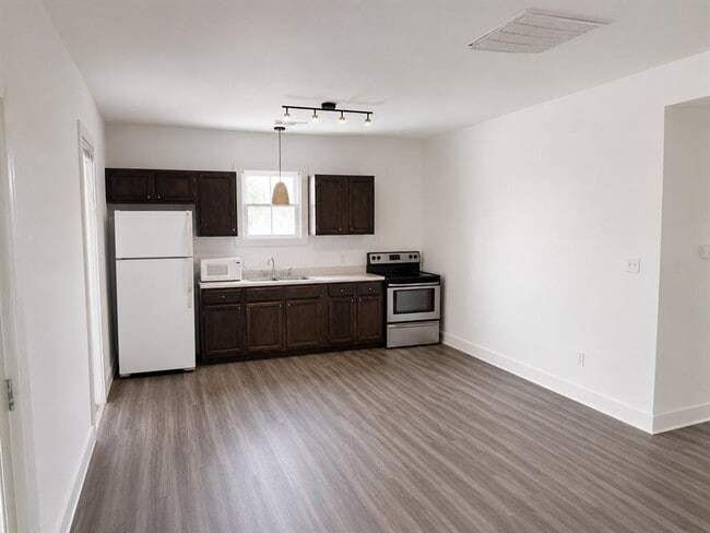 Building Photo - 1105 W 40th St