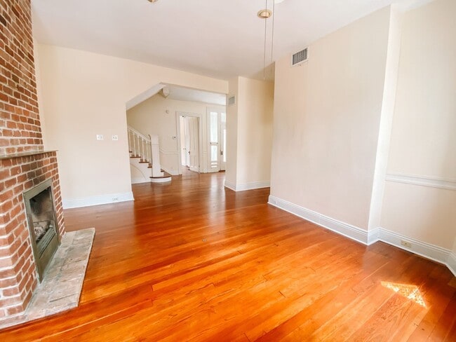 Photo - Gorgeous unit between Prytania and Magazine! Apartment