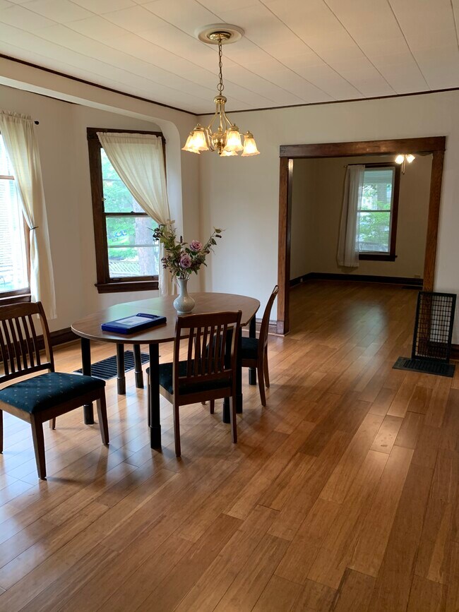 D R ... bay windows - 308 Marengo Ave #1