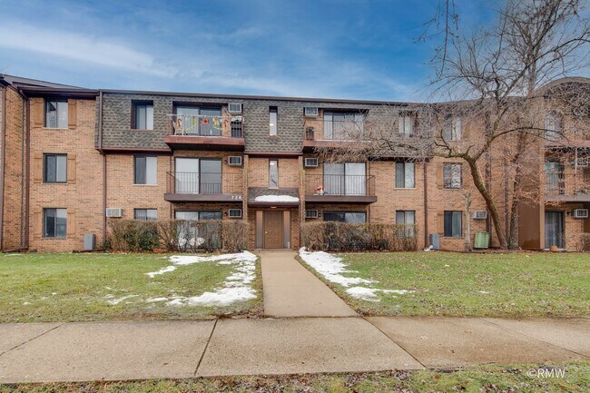 Foto del edificio - 724 Briar Hill Ln