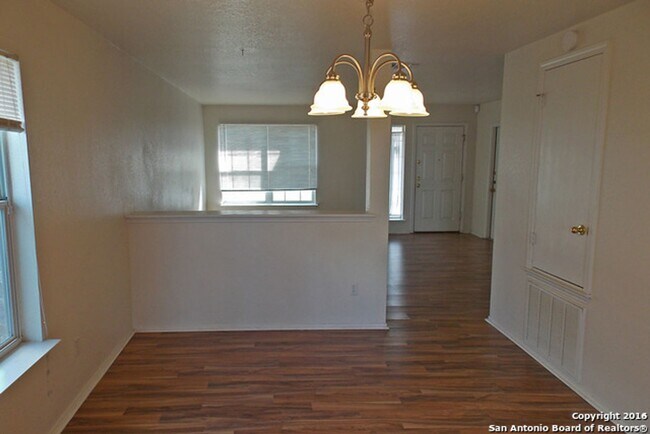 Building Photo - 3 Bedroom/2 Bath Meadow Brook Subdivision