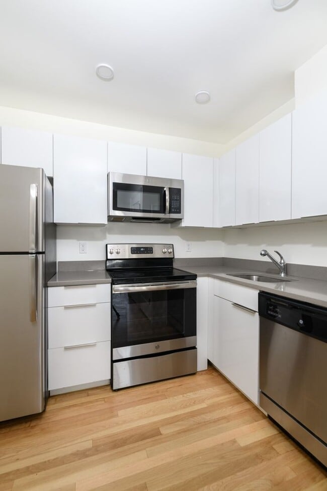Building Photo - Renovated 2 Bed Steps From The E Line!