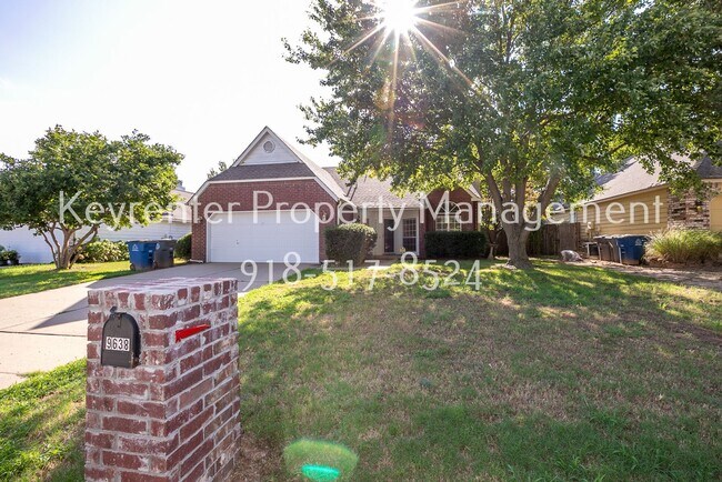 Foto del edificio - Charming 3 bedroom home with cozy fireplace and 2 car garage!! Price drop!