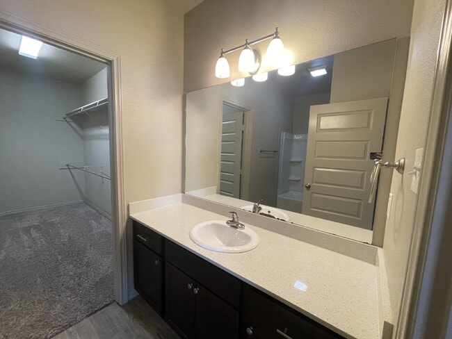 Building Photo - Townhome Located West Of Milwaukee Near Take-Out & Walmart!