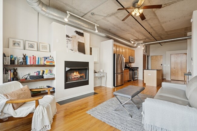 Building Photo - 6 S Laflin St