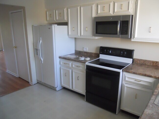 Building Photo - 9438 Bay Colony Dr