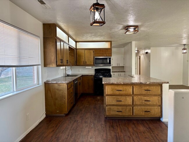 Building Photo - 763 S Sunset Dr