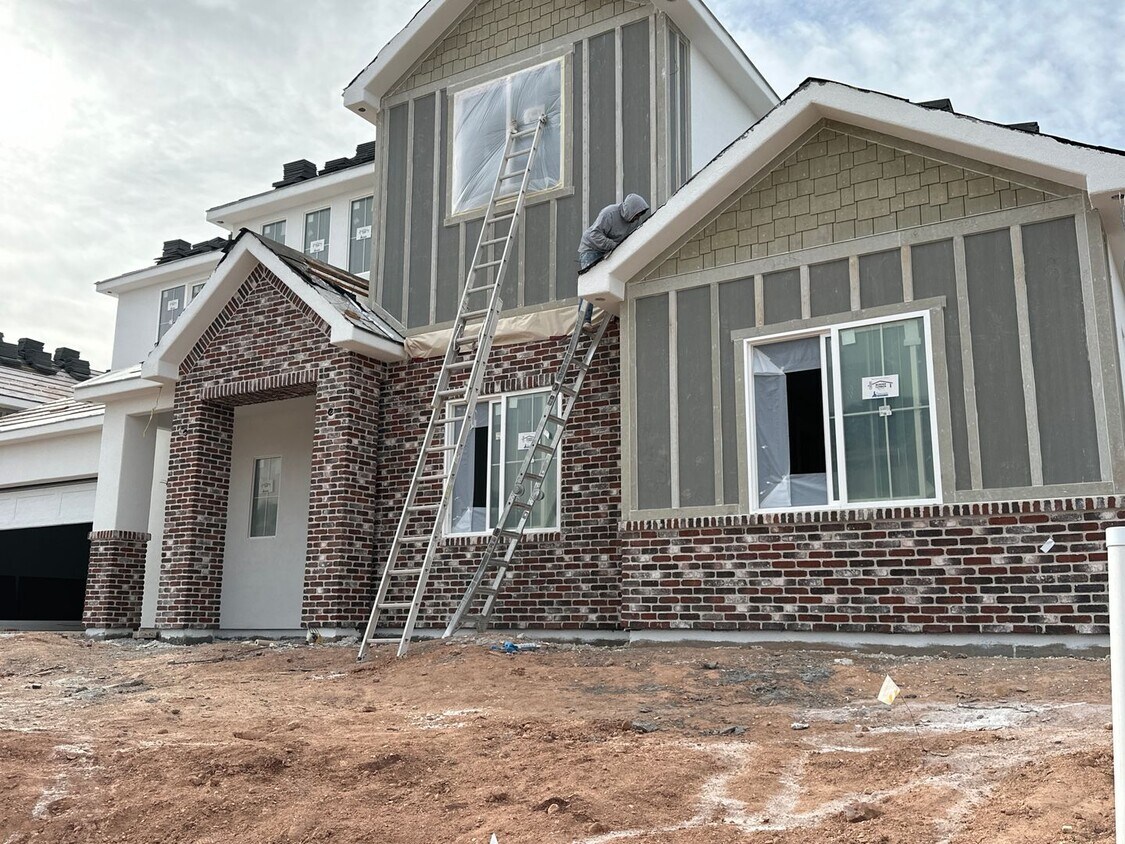 Foto principal - 6 bed / 4 bath / 3 car garage custom home ...