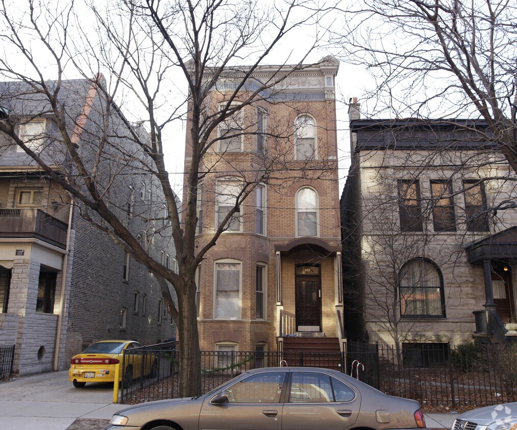 Building Photo - 851 W Wellington Ave