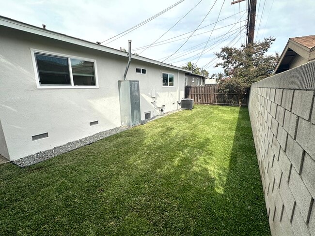 Building Photo - 836 W Olive Ave