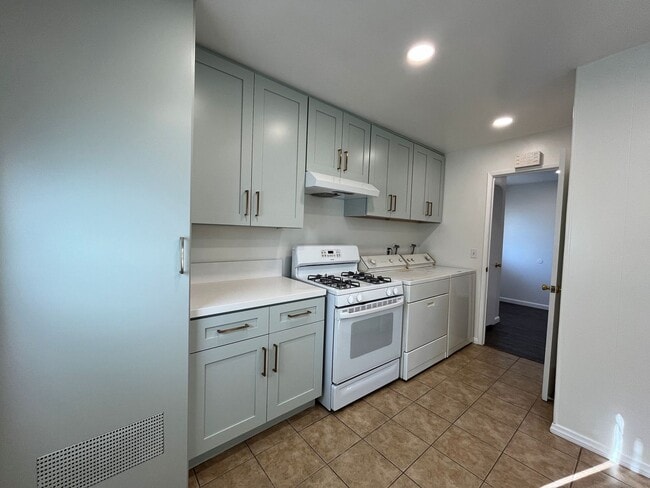 Foto del edificio - AVAILABLE NOW! Upgraded 3+1.5 w/backyard, ...