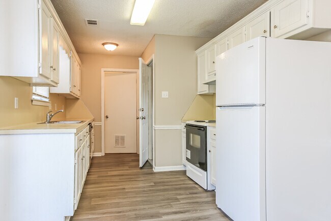 Building Photo - Great 3 Bedroom