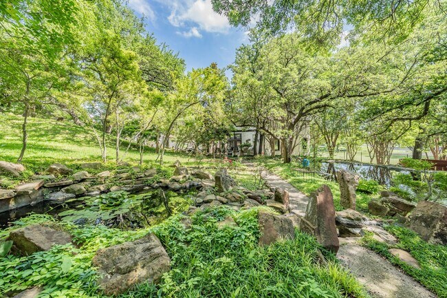 Foto del edificio - GORGEOUS, Gated Ridglea Country Club Townh...