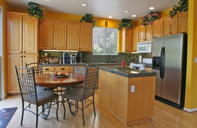 Building Photo - 5233 Manderston Dr - Beautiful Home Inside...