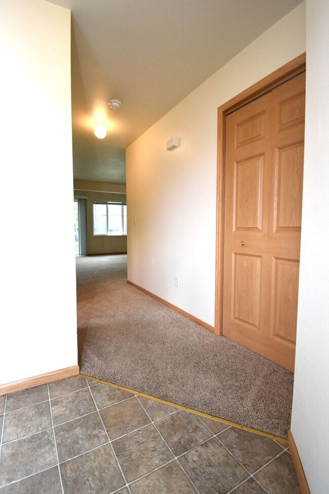 Foto del edificio - Townhouse Style 3 Bedroom 1.5 bathroom apartment in central Bozeman.  Great Central Location.